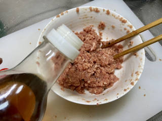 牛肉丸子汤➕生菜平菇牛肉丸子汤,最后加入一茶匙香油，拌匀即可，如果觉得肉馅水分太多无法成团可以加入适量淀粉