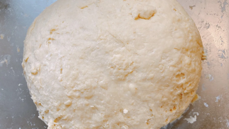 淡奶油小餐包,加入液体类混合搅拌成粗糙面团。