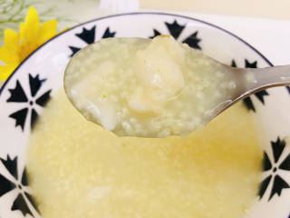 百合小米粥,根据自己喜好，可以放点白砂糖，拌匀后食用