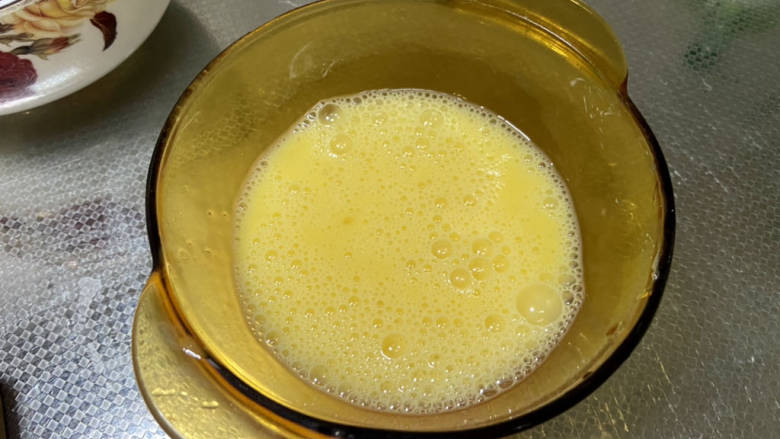 口蘑炒蛋➕虾皮口蘑木耳炒蛋,鸡蛋打入碗中，加一点白醋，搅打成均匀蛋液