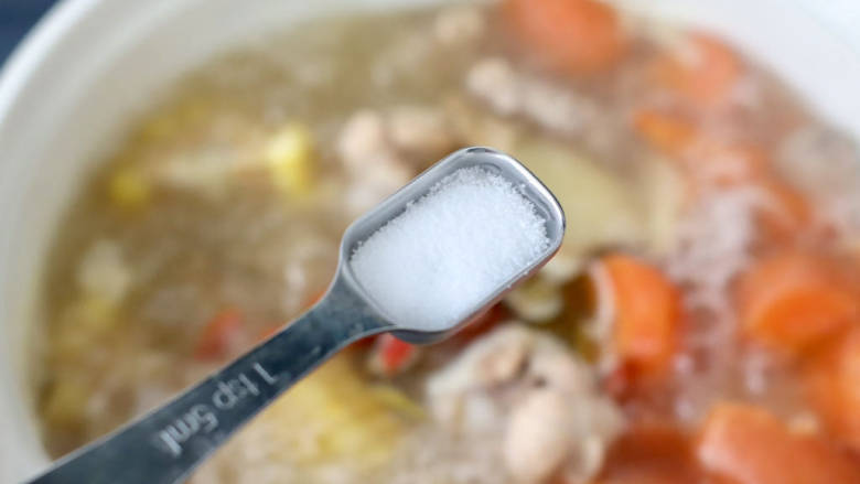 #闹元宵#石斛莲藕玉米鸡汤,根据个人口味，加入适量的盐调味。