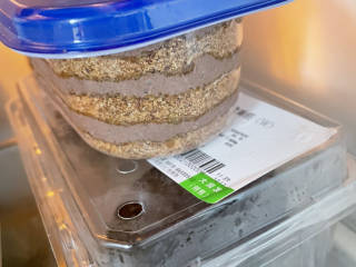 减脂版提拉米苏,密封起来冰箱冷藏片刻后即可食用。