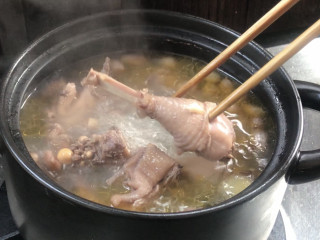 花生土鸡汤,1小时后用筷子轻轻插透鸡肉，即可