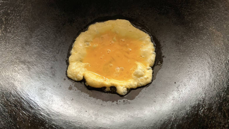 白萝卜炒鸡蛋,鸡蛋打散，加入热油锅中
