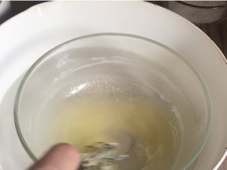 蓝莓酸奶马芬,用温水隔水融化黄油