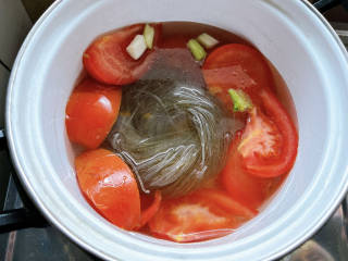 金针菇番茄汤,加入一碗半冷水，并加入红薯粉丝。