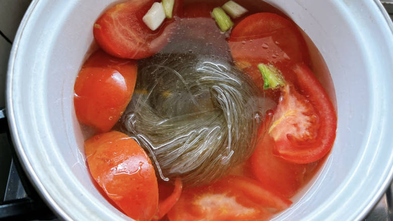 金针菇番茄汤,加入一碗半冷水，并加入红薯粉丝。