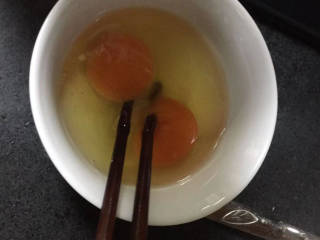 青菜鸡蛋炒面,两个鸡蛋打散