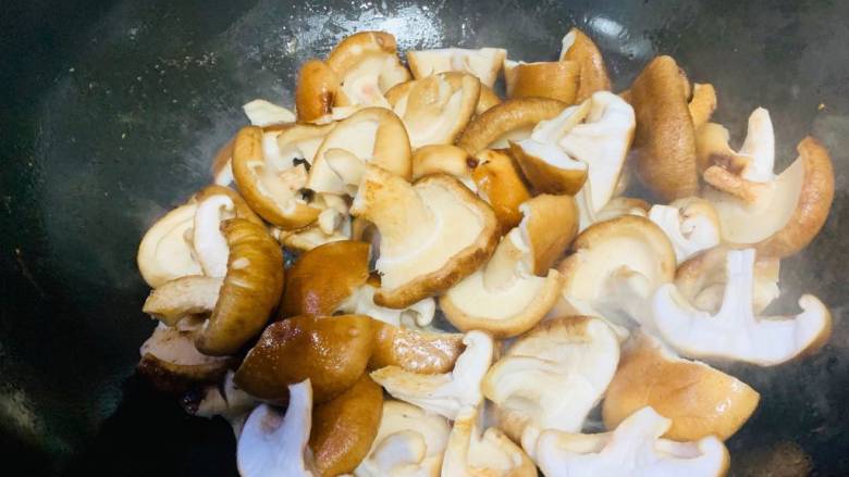 香菇炒生菜,锅里放油放香菇