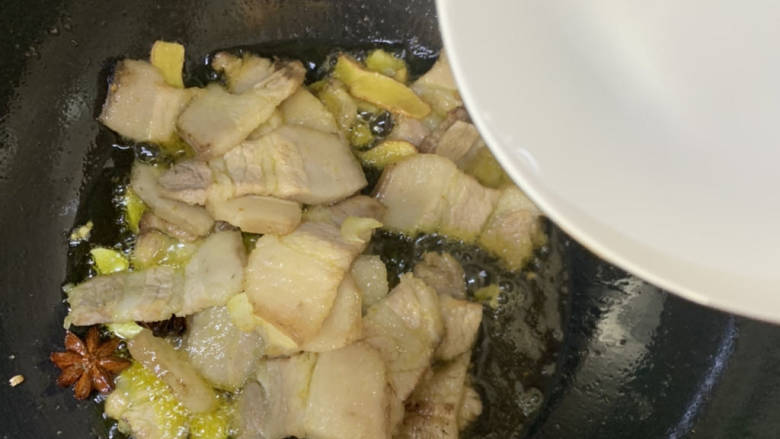 豆角焖五花肉,五花肉炒至黄色，倒入适量清水