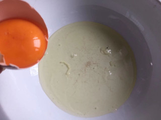 奶香蛋糕,蛋清蛋黄分开放入没有水的碗中