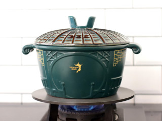 减脂版懒人卤味,盖上锅盖转中火炖煮30分钟即可。