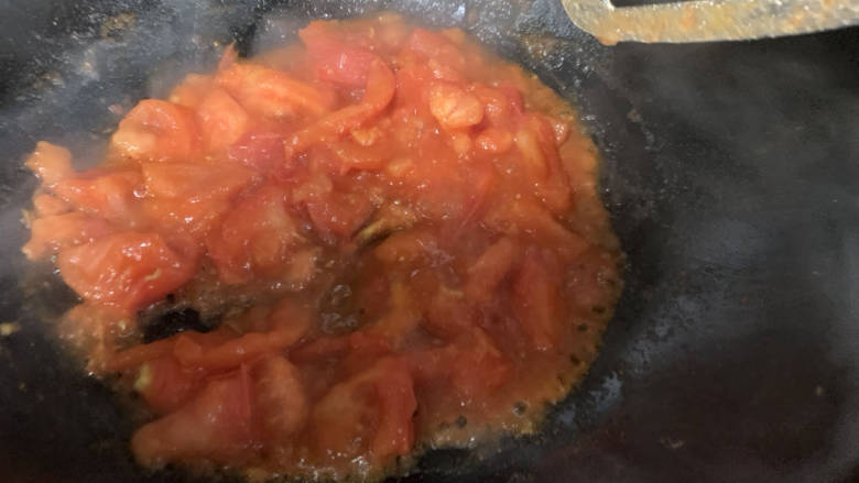 番茄玉菇烩年糕,炒至出汤汁