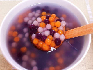 芒果芋圆烧仙草,芋圆捞出泡在凉开水中。