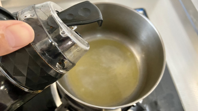 鹌鹑蛋蒸肉末,把蒸出来的汤汁倒入锅中，如果汤汁比较少，可以稍微加入一些清水，加入一茶匙生抽