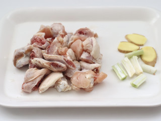 虫草花鸡汤,把鸡翅和鸡腿洗净斩块，葱切段姜切片。