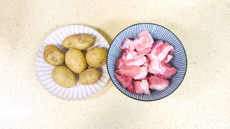 五花肉焖小土豆,准备好食材