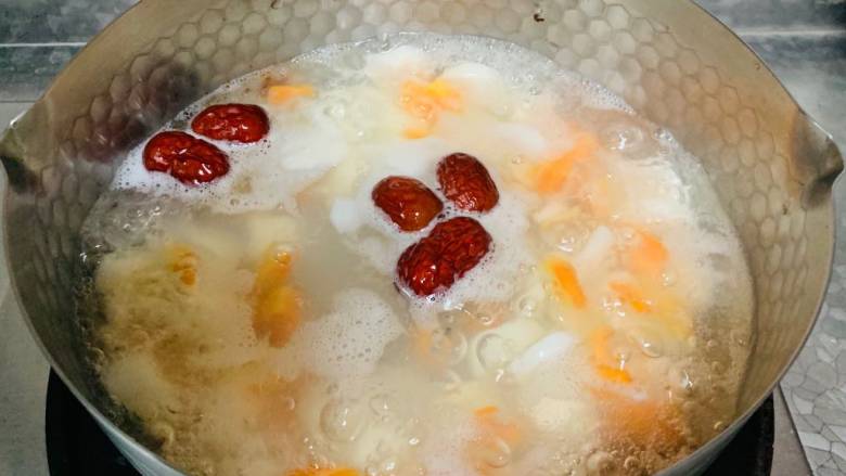 轻补养胃山药枸杞汤,放胡萝卜，煮至八成熟。