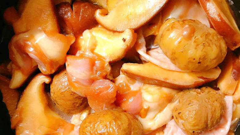 香菇板栗焖饭,将香菇鸡放在米上，放入电饭煲选择煮饭键