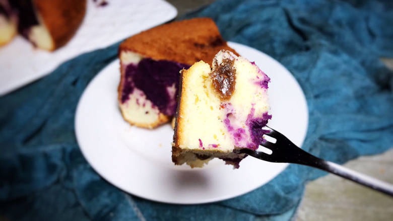 紫薯夹心蛋糕,脱模后切成小块，装盘即可食用