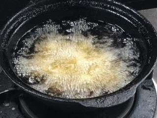 奶黄馅泡泡糕,放入五成热的油锅中，中火炸