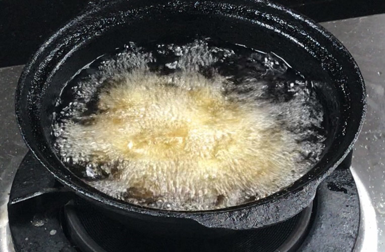 奶黄馅泡泡糕,放入五成热的油锅中，中火炸