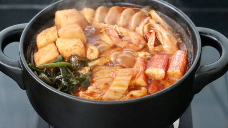 韩式年糕部队火锅,转中火炖煮10分钟左右即可开吃。