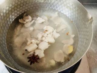 养生汤—香菇肉片汤,放水料酒八角花椒粒