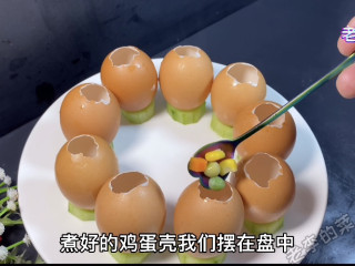 晶莹剔透的水晶鸡蛋制作教程,把青豆玉米粒儿放鸡蛋壳里。