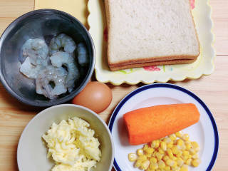 爆浆吐司,切片面包、虾仁、芝士碎、鸡蛋、胡萝卜、玉米粒、奶酪片。