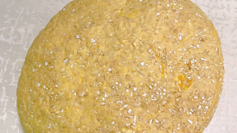 #闹元宵#南瓜燕麦麸馒头,揉成面团，放在温暖的地方发酵一小时左右