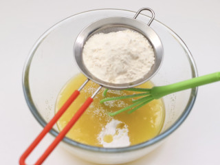 #闹元宵#宫廷桃酥,筛入低筋面粉和泡打粉。