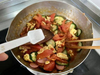 番茄黄瓜炒蛋,尝下咸淡，如果觉得淡，根据自己的口味补充少许食盐，翻炒均匀