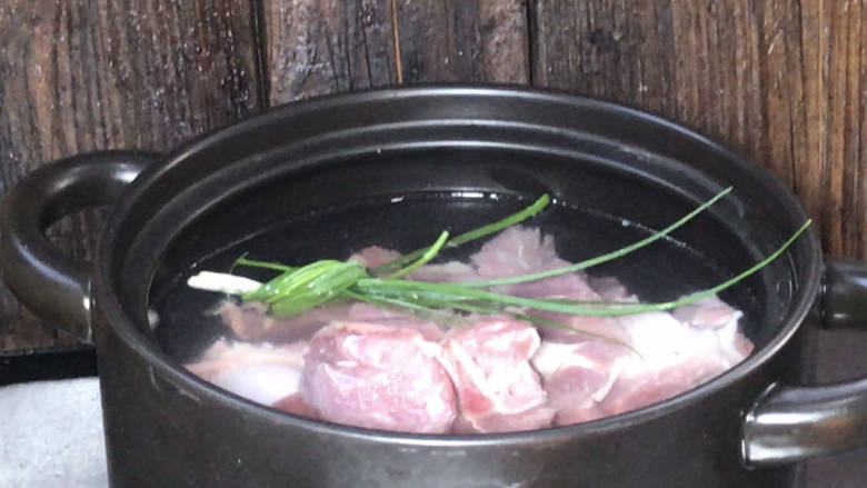 板栗萝卜骨头汤,同猪骨一起放入砂锅中，加入适量清水，大火煮沸