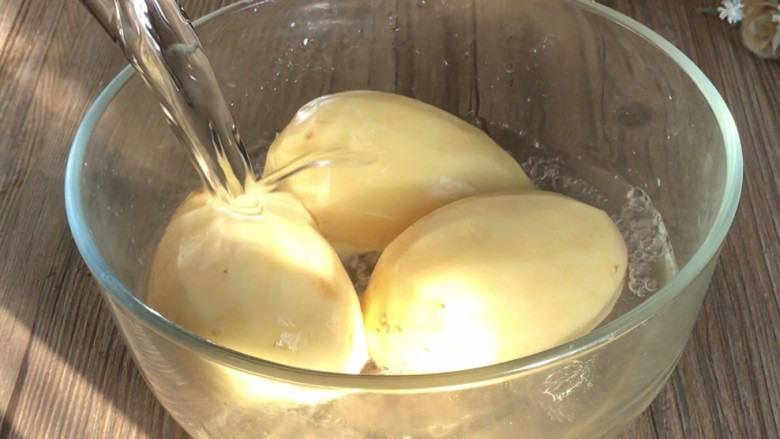 土豆香菇焖鸡,土豆去皮，洗净