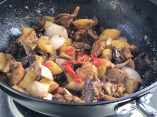 土豆香菇焖鸡,出锅前撒上红椒即可