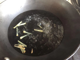 牛肉丸子汤,锅内水烧开，下入姜丝