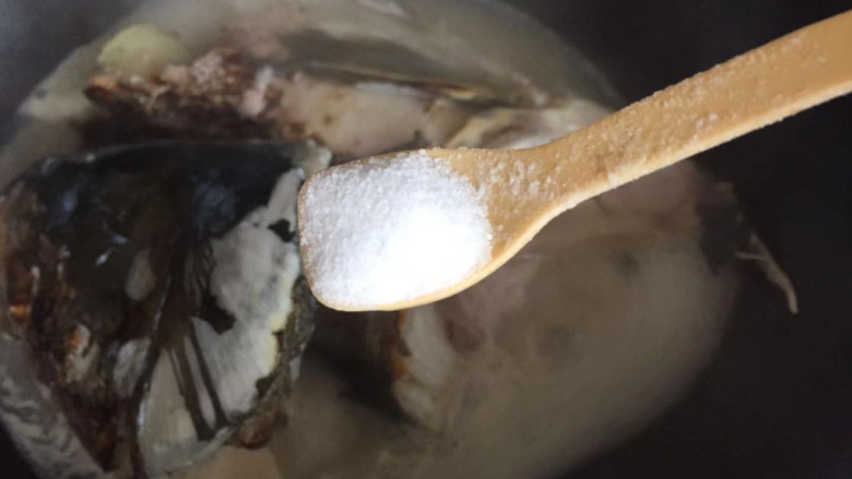 鱼头炖汤,加入适量盐