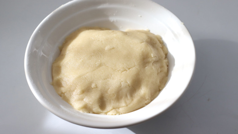 芝麻小酥饼,先用挂刀翻拌均匀，再带上厨房手套揉匀即可，无需过度揉搓。