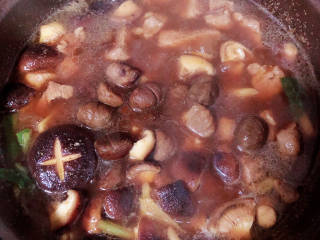 香菇板栗焖饭,板栗是熟的，现在加入，避免煮烂了。再炖个五分钟。