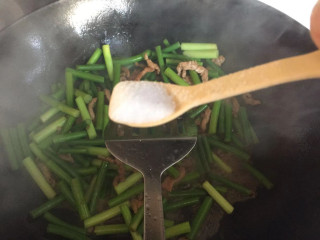 蒜苔炒肉丝,加入适量盐，耗油