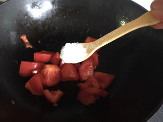 番茄藕丁,加入少许盐，炒出汁
