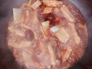 番茄烧排骨,加入开水炖煮20分钟。