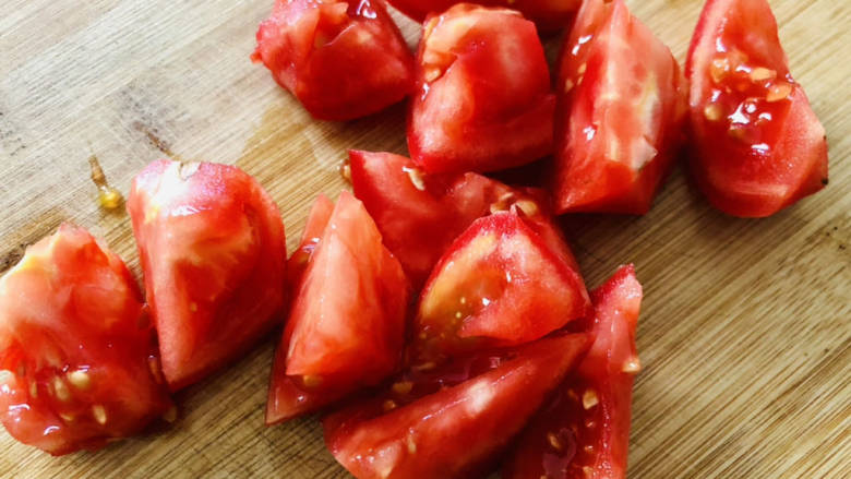 红焖牛肉煲,西红柿去皮洗净切滚刀块。