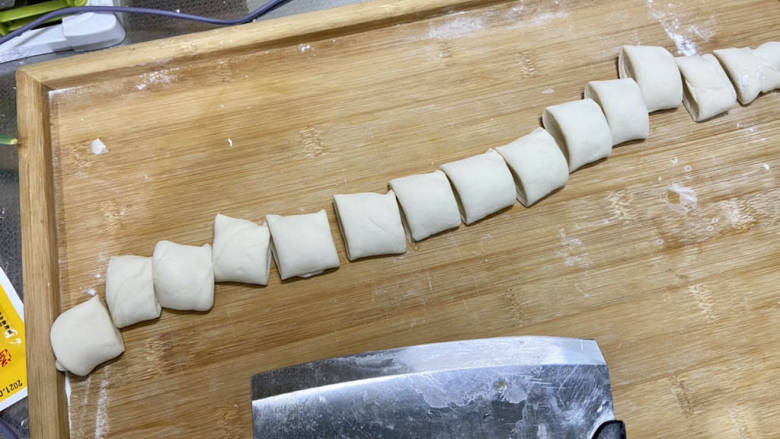 豆角焖卷子➕排骨豆角土豆焖卷子,切分成均匀的小剂子