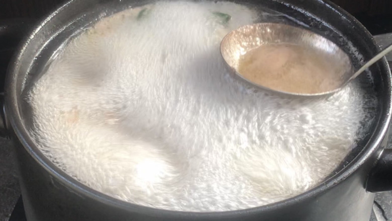 花生土鸡汤,撇去浮沫，浮沫撇干净，再转小火盖上锅盖，炖煮1小时