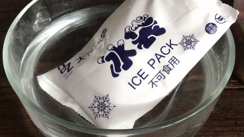 泡椒猪皮,再备一大碗凉开水，放入一个冰袋（有冰块更好，或者直接用冰水）