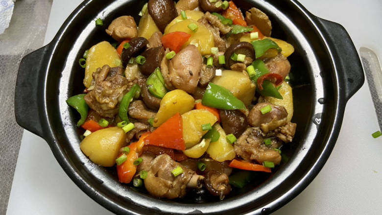 土豆香菇焖鸡,出锅装盘，撒葱末，即可上桌享用