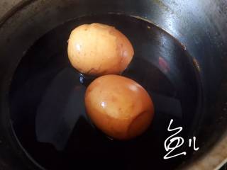 香菇卤肉饭,鸡蛋煮好熄火，浸泡入味备用