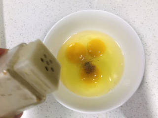 豆腐蛋花汤,三个鸡蛋打入碗中，加少许白胡椒粉去腥；